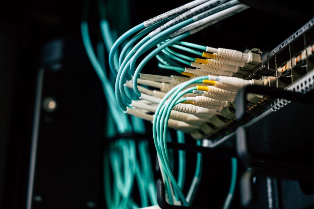 Organized fiber network connections in an equipment rack